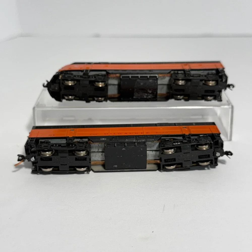 Life-Like HO Scale Milwaukee Road F-Unit Diesel Locomotive & B-Unit Set 28A 28B
